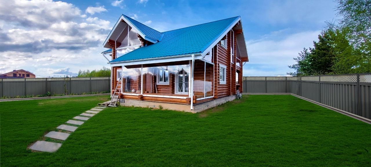 Мягкие окна на веранде загородного дома в Горках Ленинских